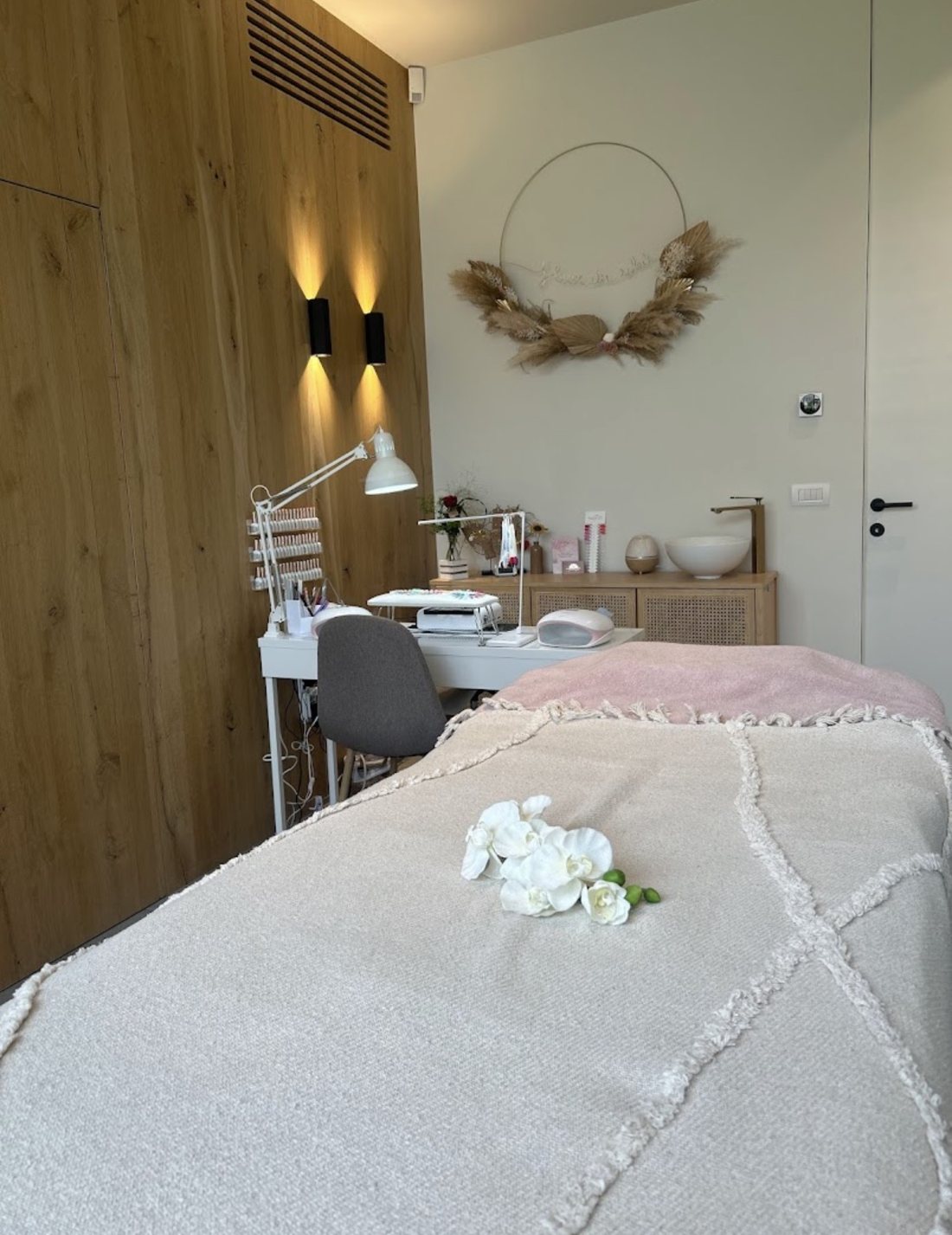 La cabine de soin de l'institut : table de massage et espace onglerie